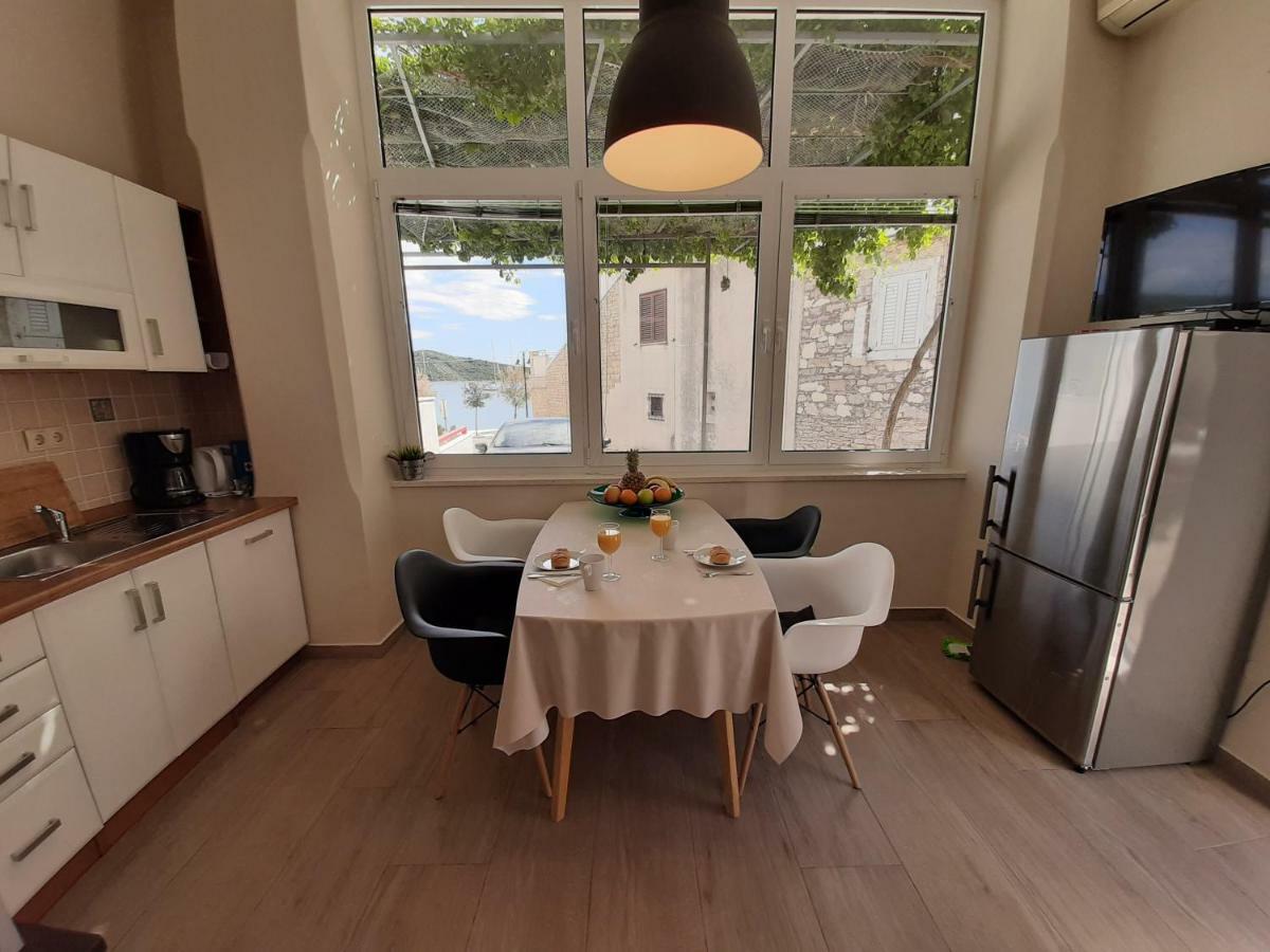 Apartment La Mare Primosten